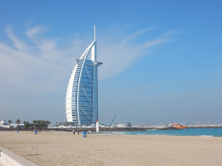 Jumeirah Beach, au pied du Burj Al Arab Jumeirah Beach, au pied du Burj Al Arab