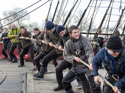 Les gabiers en pleine préparation du navire avant le départ.