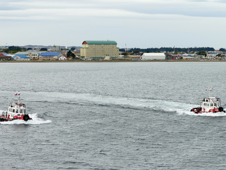 Les services du port viennent à notre rencontre