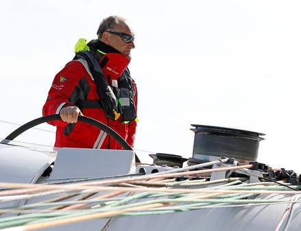 Francis Joyon, le skipper, a décidé d'installer des plans porteurs, foils à béquet et safrans en T pour augmenter la poussée verticale et faire décoller son maxi trimaran Nautisme Article