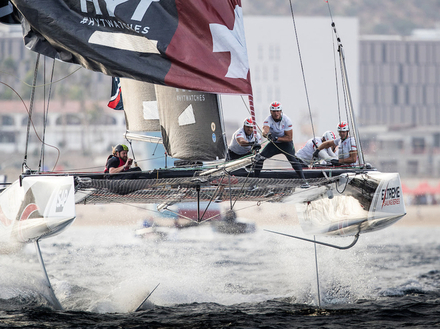 Avec les Extreme Sailing Series 2018, Alinghi ira à la conquête de son 4eme titre. Act 1 : Muscat, Oman le 14 mars. Avec les Extreme Sailing Series 2018, Alinghi ira à la conquête de son 4eme titre. Act 1 : Muscat, Oman le 14 mars.