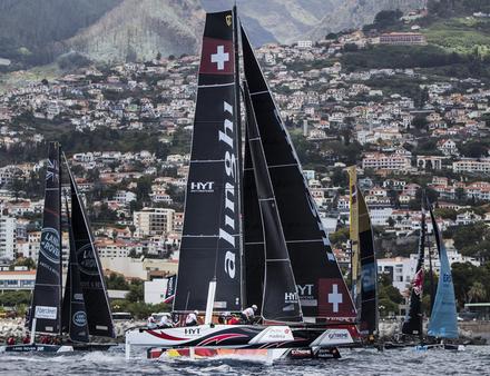 L'équipe Alinghi est composé de sept marins : trois Français et quatre Suisses. Nautisme Article