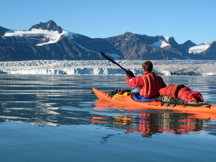 Le kayak est le meilleur moyen de découvrir les animaux sauvages et les oiseaux des îles du Svalbard. Le kayak est le meilleur moyen de découvrir les animaux sauvages et les oiseaux des îles du Svalbard.