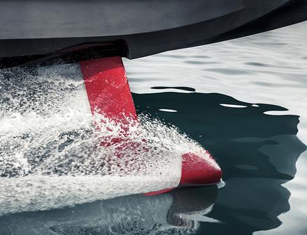 Il est équipé de deux hydrofoils rétractables en fibre de carbone et deux moteurs BMW issus de l'automobile Nautisme Article