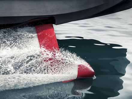 Il est équipé de deux hydrofoils rétractables en fibre de carbone et deux moteurs BMW issus de l'automobile Il est équipé de deux hydrofoils rétractables en fibre de carbone et deux moteurs BMW issus de l'automobile