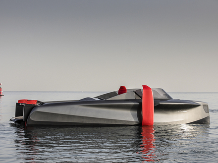 Ce tender de luxe peut atteindre les 40 noeuds en vitesse de pointe et les foils sont parfaitement opérationnels dès 18 noeuds. Nautisme Article