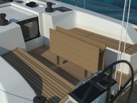 La ligne racée est aussi élégante avec un pont en teck standard, en option sur les passavants.