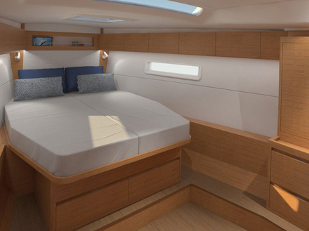 Le voilier est proposé avec deux cabines arrières et une vaste cabine propriétaire avec un lit "King Size".