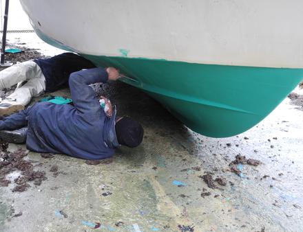 L'antifouling peut être appliqué au rouleau ou au pinceau. Nautisme Article