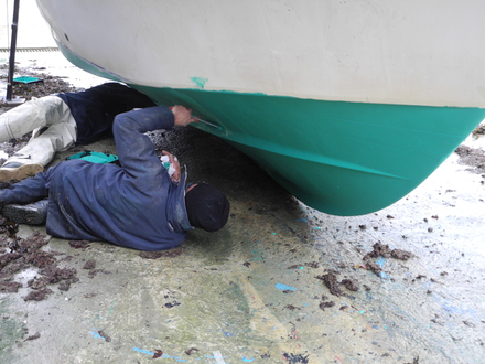 L'antifouling peut être appliqué au rouleau ou au pinceau. Nautisme Article