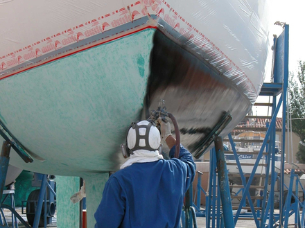 Application de l'antifouling au pistolet. Application de l'antifouling au pistolet.