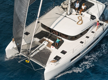 Le Lagoon 50 réunit les qualités du 450 et du 52 avec un nouveau design de coque. Il peut accueillir jusqu'à 12 personnes. Nautisme Article
