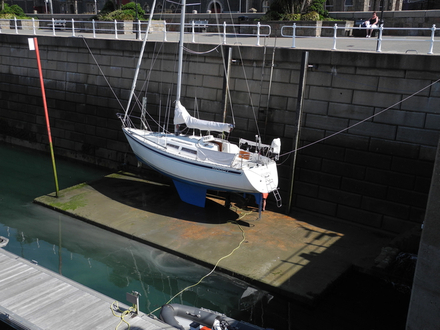 Un voilier au sec à l'aire de carénage de la marina de Jersey