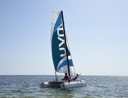 Fabriquée en France, cette unité de 13 pieds peut accueillir jusqu'à trois personnes à bord. Nautisme Article