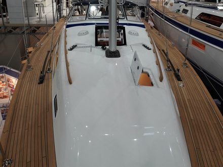 Le nouveau HR340 affiche un plan de pont bien dégagé pour une meilleure circulation à bord et toujours un cockpit très protégé. Le nouveau HR340 affiche un plan de pont bien dégagé pour une meilleure circulation à bord et toujours un cockpit très protégé.