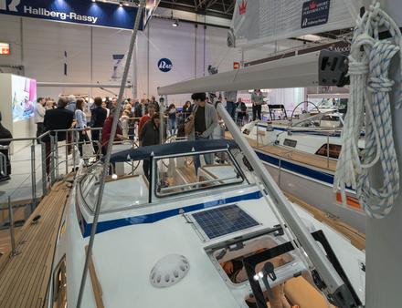 Pour la première fois, le chantier suédois propose dans le cockpit deux barres à roues en option. Nautisme Article