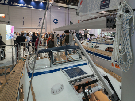 Pour la première fois, le chantier suédois propose dans le cockpit deux barres à roues en option. Nautisme Article