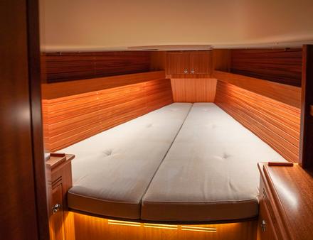 La décoration intérieure du voilier est minimaliste mais très chaleureuse. Ici la cabine avant avec sa grande couchette double. Nautisme Article