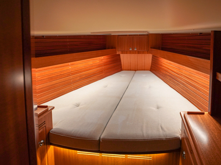 La décoration intérieure du voilier est minimaliste mais très chaleureuse. Ici la cabine avant avec sa grande couchette double. Nautisme Article