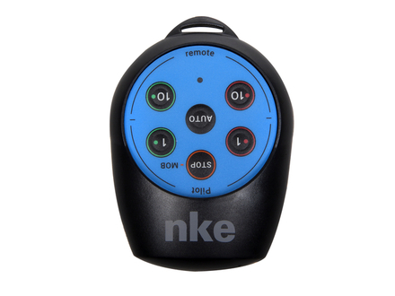 Dans sa version standard, en cas de MOB, le système déclenche une alarme sonore pour prévenir l'équipage et affiche le cap et la distance pour rejoindre l'homme à la mer.