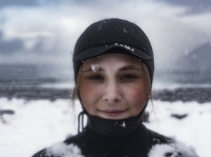Dans les îles Lofoten, on surfe sous la neige