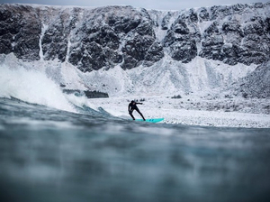 Dans les îles Lofoten, on surfe sous la neige