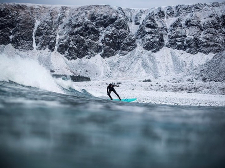 Un surfeur à Unstad sur les îles Lofoten dans le nord de la Norvège, le 10 mars 2018 Nautisme Article