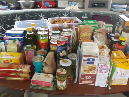 Notre stock de nourriture pour la traversée, sans oublier toutes les épices et ingrédients achetés au marché. Les repas étaient des vrais moments de plaisir.