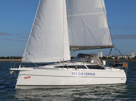 Le TES 246 Versus est un dériveur intégral, entièrement démâtable, ce qui libère le skipper des contraintes des places de port puisqu'il peut se tracter sans problème derrière une voiture. 