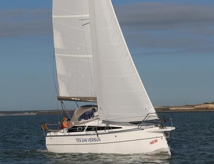 Pour plus de sécurité, de confort et pour gagner en longueur de flottaison, le TES 246 Versus est équipé d'une étrave inversée. Nautisme Article