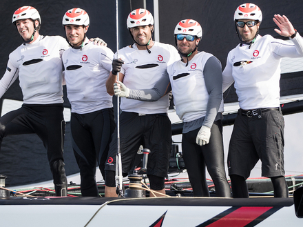 L'Act 1 est remporté par Alinghi, qui est à la tête du classement général avec 12 points, 1 point devant SAP. Nautisme Article