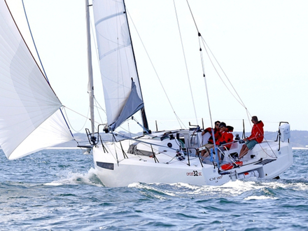 L'Ofcet 32 SC est une évolution du Ofcet 32 et est aussi bien adapté à la croisière qu'à la navigation sportive.