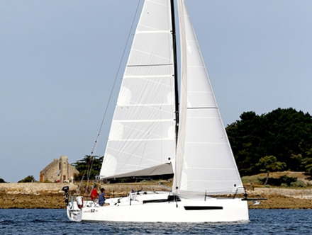 L'Ofcet 32 SC reprend le look et les points forts de l'Ofcet 32 : une étrave inversée, un plan de pont optimisé et un rouf avec une visibilité sur 360°. L'Ofcet 32 SC reprend le look et les points forts de l'Ofcet 32 : une étrave inversée, un plan de pont optimisé et un rouf avec une visibilité sur 360°.