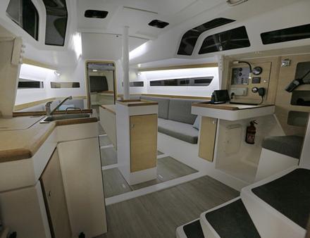 A l'intérieur, un aménagement idéal pour la croisière : deux cabines, un cabinet de toilette, une cuisine équipée... et de nombreux rangements. Nautisme Article