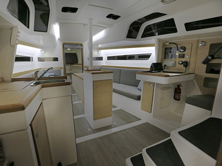 A l'intérieur, un aménagement idéal pour la croisière : deux cabines, un cabinet de toilette, une cuisine équipée... et de nombreux rangements. A l'intérieur, un aménagement idéal pour la croisière : deux cabines, un cabinet de toilette, une cuisine équipée... et de nombreux rangements.