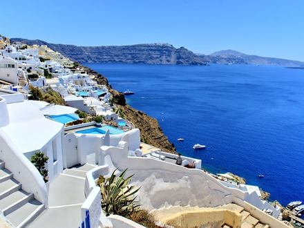 Malgré la foule, ne manquez pas les villages de Fira et Oia situés sur la falaise. Ils disposent chacun d'un petit port dans la caldeira auxquels ils sont reliés par un chemin escarpé permettant de les rejoindre à pied.