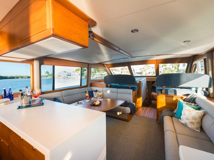 Sur le pont principal, on trouve un grand carré lumineux doté de grandes baies vitrées et une cuisine bien équipée. Sur le pont principal, on trouve un grand carré lumineux doté de grandes baies vitrées et une cuisine bien équipée.