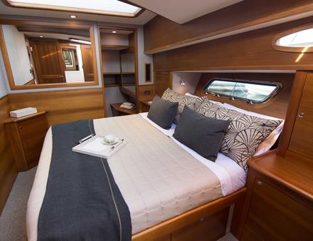 Sur le pont inférieur se trouvent la cabine propriétaire située au centre du bateau, une première cabine invités avec quatre couchages et une seconde plus petite, plus deux salles d'eau. Nautisme Article