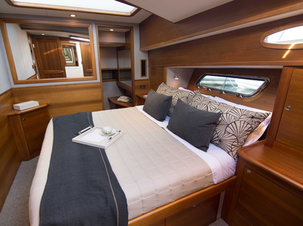 Sur le pont inférieur se trouvent la cabine propriétaire située au centre du bateau, une première cabine invités avec quatre couchages et une seconde plus petite, plus deux salles d'eau. Nautisme Article