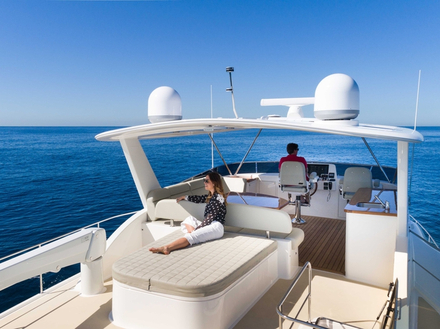 L'ext&eacute;rieur propose un grand flybridge bien &eacute;quip&eacute; avec un grand canap&eacute;, ainsi que des passavants larges et un espace &agrave; l'avant pour profiter du soleil et de la navigation.