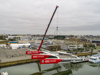 Mise à l'eau du maxi-trimaran Idec Sport...