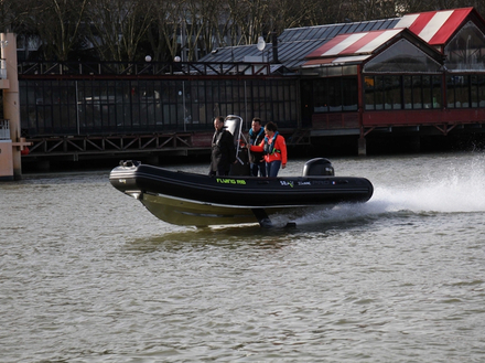 Equipé de foils rétractables en carbone, le Flying Rib vole à près de 30 centimètres au dessus de l'eau. Une sensation incroyable ! 