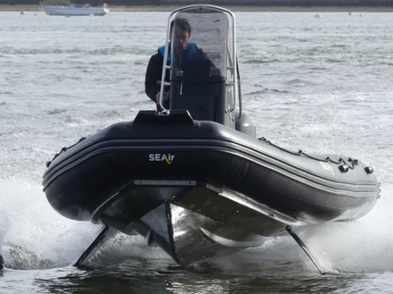 Outre un gain en vitesse de pointe, le système SEAir permet de réduire en moyenne de 25 à 30% la consommation de carburant. Outre un gain en vitesse de pointe, le système SEAir permet de réduire en moyenne de 25 à 30% la consommation de carburant.