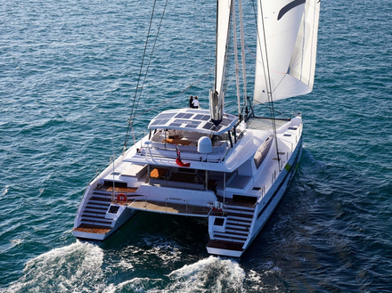 Le flybridge et le cockpit peuvent être intégralement fermés et chauffés. Idéal pour une navigation dans les pôles. Nautisme Article