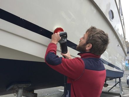 L'outil utilisé pour le polishage doit tourner à 1500 trmn maximum (conseil de Kerboat Services). L'outil utilisé pour le polishage doit tourner à 1500 trmn maximum (conseil de Kerboat Services).