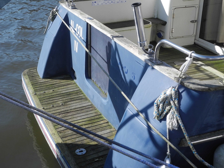 Il faut traiter le teck et passer du polish sur la coque. Nautisme Article