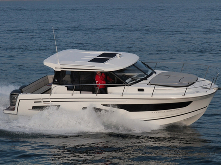 Plus de 25 ans après la naissance du premier Merry Fisher, Jeanneau change de cap en sortant ce MF 1095 orienté vers la croisière rapide. Sur le tableau arrière, deux hors-bord de 300 chevaux et 37 noeuds en pointe !