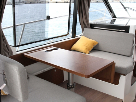 A bâbord le coin repas du carré avec deux banquettes en face à face se convertit en couchette pour la nuit. Nautisme Article