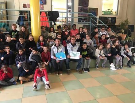 Cornouaille - Solidarité St Barth a rencontré les enfants de l'école primaire de Saint-Barth et de Concarneau entre lesquelles il y a eu des échanges de dessins et de lettres autour du projet de solidarité. Nautisme Article