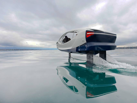 Le nouveau prototype, créé avec l'aide d'experts de l'America's Cup, a effectué des essais sur le lac Léman, et a mis à l'épreuve le nouveau système de stabilisation à commande électrique. Le nouveau prototype, créé avec l'aide d'experts de l'America's Cup, a effectué des essais sur le lac Léman, et a mis à l'épreuve le nouveau système de stabilisation à commande électrique.